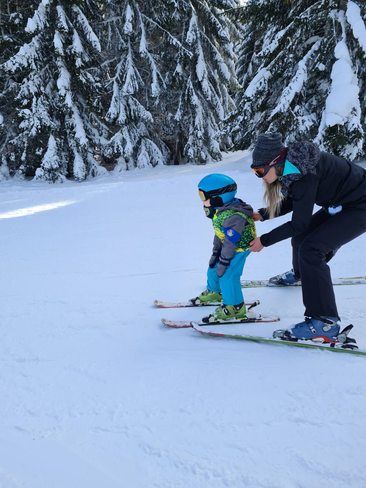 Deca na zimskom ski kampu